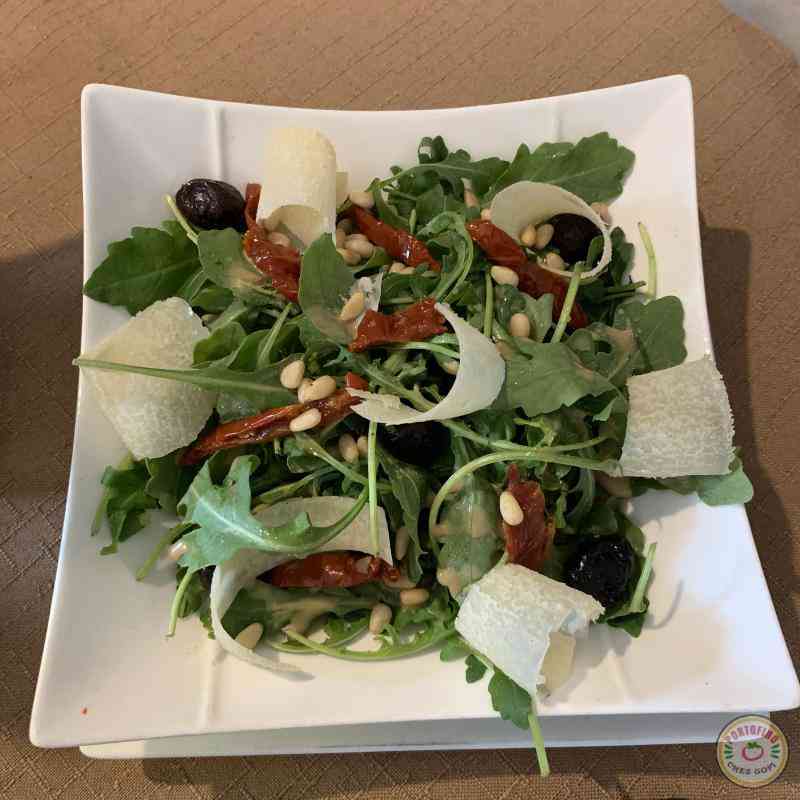 Salade de roquette et parmesan
(roquette, pignons de pin, tomates séchées, et copeaux de parmesan,)
